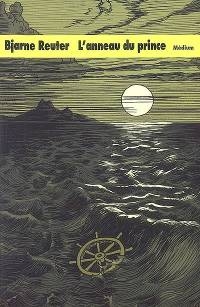 Image dans des tons dégradés verts et jaunes : la roue d’un gouvernail flotte dans les vagues d’une mer déchaînée dans la lumière de la pleine lune. À l’horizon, on devine la silhouette d’une montagne.