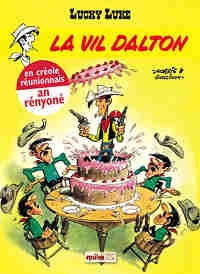 Couverture. Lucky Luke sort armé d'un gâteau en pièce montée sous le regard ahuri des frères Dalton.