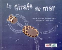 Une girafe fait la planche dans l’eau bleue cobalt : ses pattes et son cou sont vus en transparence dans l’eau. 