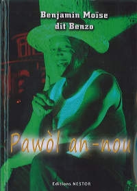 Benzo est photographié de nuit avec un éclairage vert. Il porte un chapeau.