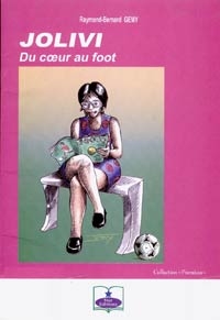 Une jeune fille avec lunettes et robe courte lit un magazine de foot assise sur un banc