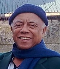 photo Neville Alexander avec bonnet et écharpe bleus