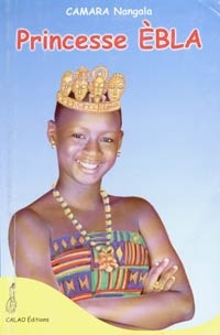 Jeune fille souriante en tenue de fête avec une couronne dorée sur la tête