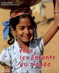 photo d'une petite fille souriante, portant un panier sur la tête