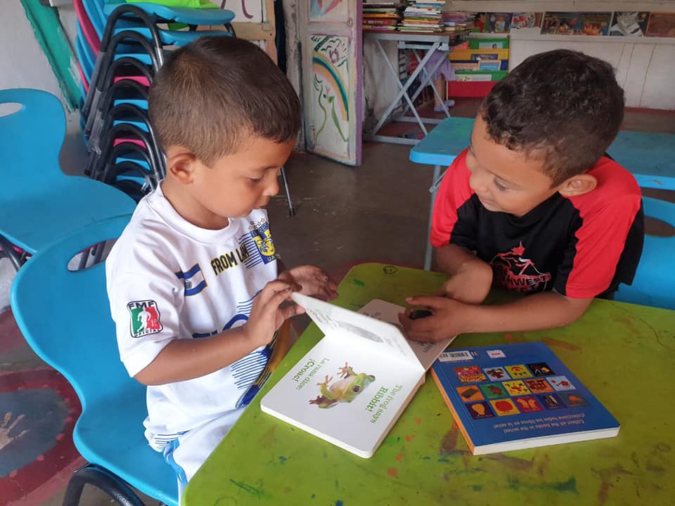 Deux enfants lisent et sourient