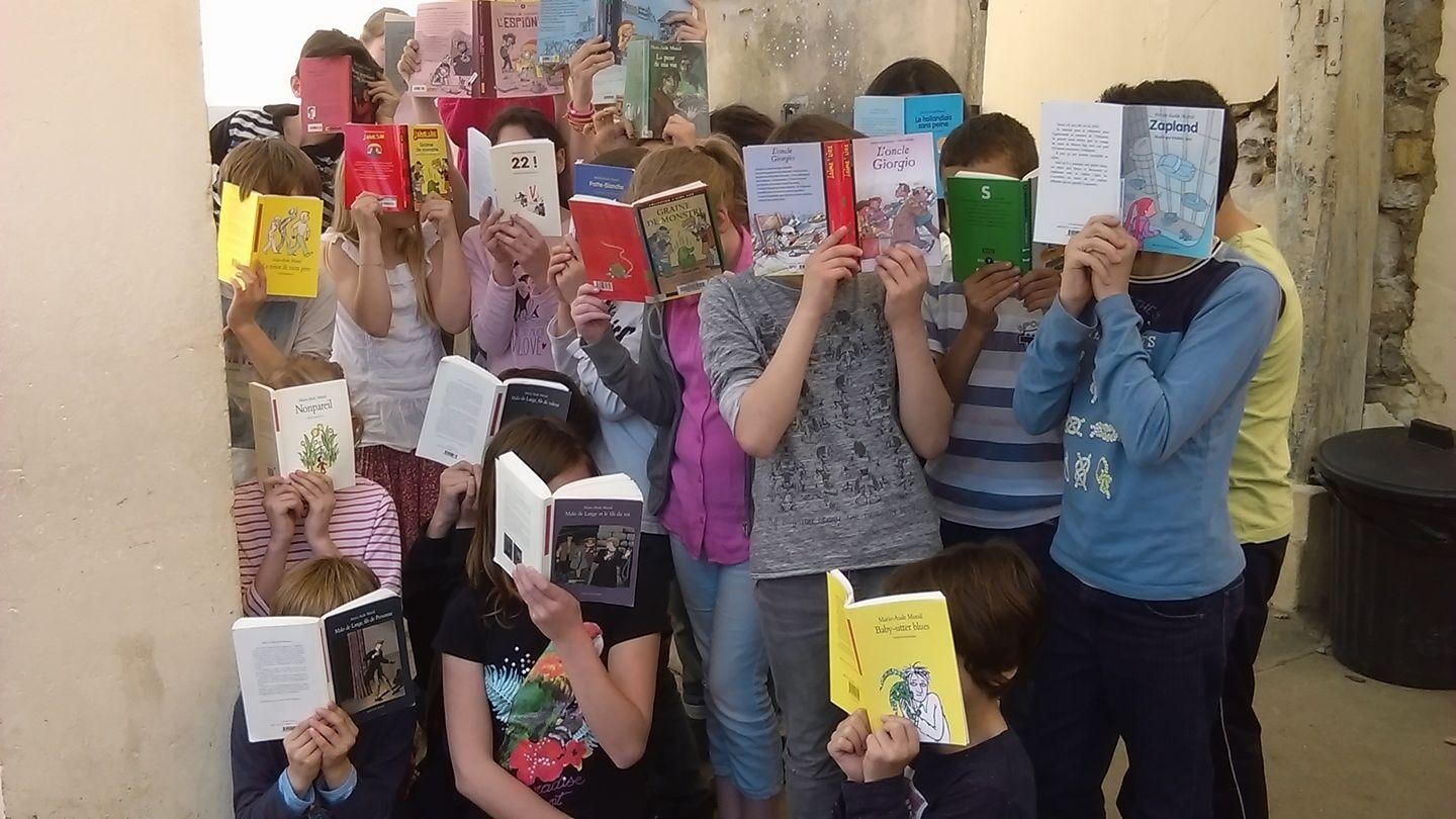 Des enfants cachés derrière les livres de Marie-Aude Murail.