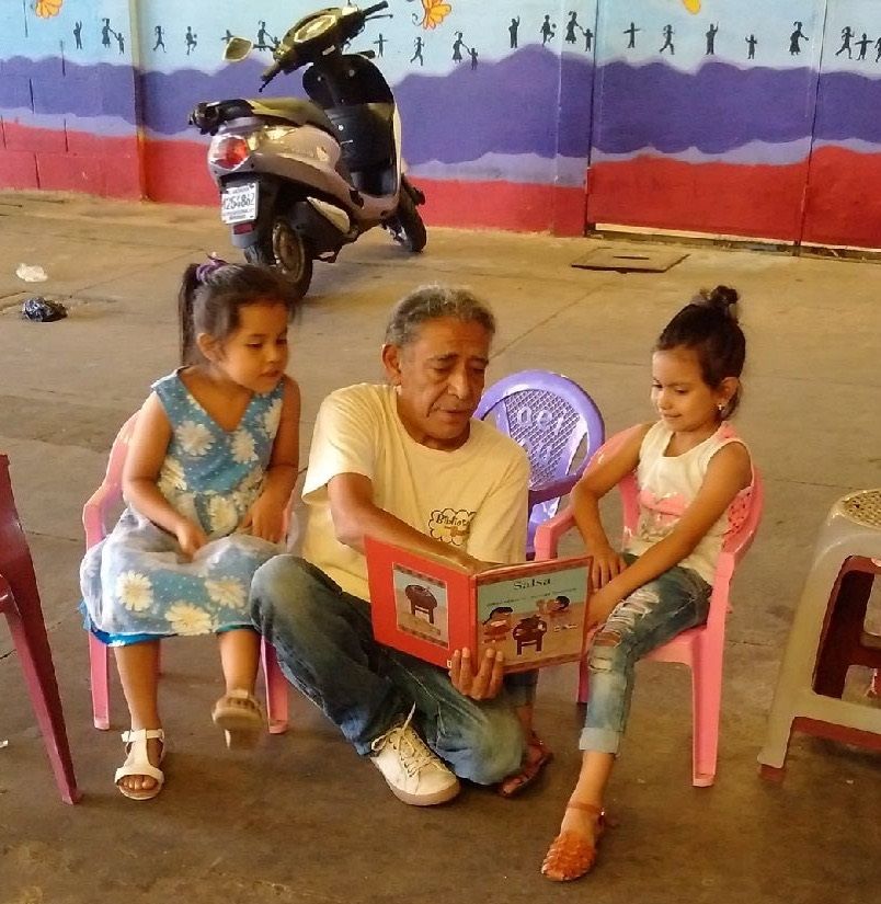 Jorge Tetl Argueta Pérez raconte des histoires aux enfants