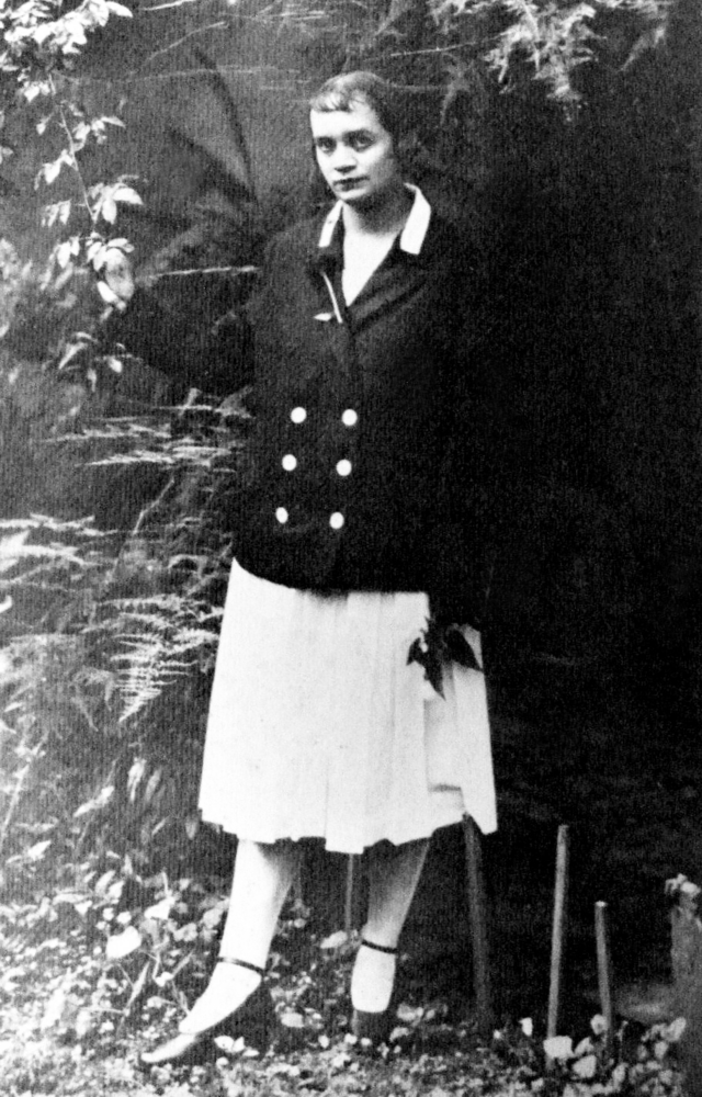 Photographie de jeunesse de Carmen Lyra, vers 1910 (Wikimedia commons)