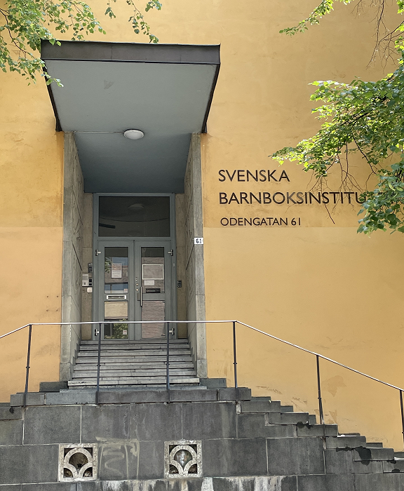 Escaliers et porte d'entrée du Svenska barnboksinstitutet