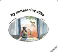 Dans une vignette ovale, un chat de dos regarde une cour ensoleillée traversée par un chien.