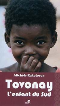 Photographie d'un jeune garçon malgache au regard espiègle. En-dessous, un bandeau prune fait mention du titre du roman.