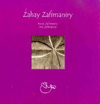 Une photographie de format carré, en noir et blanc, révèle un détail d'une sculpture sur bois de la communauté malgache des Zafimaniry.