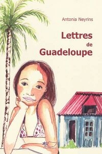 Au premier plan le buste d’une fille au front haut et aux cheveux long portant un maillot de bain. Elle appuie son visage sur sa main. En arrière plan une maison bleue au toit rouge et un grand palmier. 