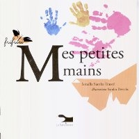 empreintes de mains colorées et silhuettes de deux papillons sur fons blanc