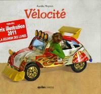 Gros plan sur une voiture en métal recyclé, très colorée, avec à son bord le personnage principal du livre.