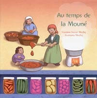 Au premier plan, des bocaux remplis de nourritures diverses. Derrière, trois femmes qui préparent une purée de tomates.