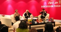 Trois femmes, installées dans des fauteuils, discutent dans le cadre d'un forum de discussion à Abou Dhabi. © ADIBF 2011.