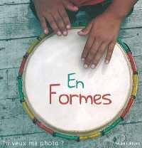 des mains d'enfant tapent sur un tambourin