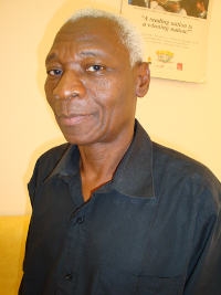 Portrait de Fatogoma Diakité, il porte une chemise noire.