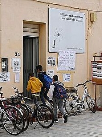 Les enfants se précipitent à la bibliothèque de Lampedusa. Photo par Sylvia De L