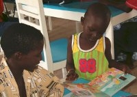 Deux jeunes lecteurs dans une bibliothèque du réseau "Lire en Afrique"