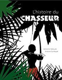 Un jeune garçon chasse avec son arc dans la jungle. Il porte un pantalon rouge.