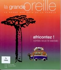 Sur un fond de couleur dégradé du vert à l’orange, apparaît un baobab stylisé en noir sur la gauche et, à droite, un homme qui sort d’un minuscule bus croulant sous les bagages. 