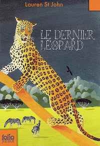 Au premier plan, un léopard au poil jaune tacheté, grimpé sur une branche orange, se détache sur un fond bleu nuit. En arrière plan, trois zèbres dans la savane jaune citron et à l’horizon, des arbres.