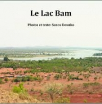 Paysage naturel montrant le lac Bam et la végétation rase alentour