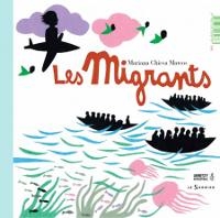 Sur fond blanc, des algues et des vagues sont représentées par des traits bleu, vert et rose ; on devine les ombres de trois barques bondées de gens. Dans le ciel, l’ombre d’une fille sur un mini avion et des oiseaux avec des têtes d’enfants. 