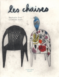 Une chaise de jardin noire, une autre ornée de motifs fleuris côte à côte, un fa