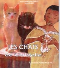 Au premier plan, une dame portant une robe jaune sable tient dans ses bras un petit chat blanc et marron. En arrière-plan, la photographie d’un chat jaune et d’un chat noir se détache sur un fond orange.