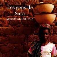 Une jeune fille porte sur sa tête deux ustensiles traditionnels africains. Derri