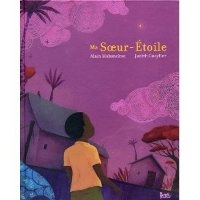 Au premier plan, un garçonnet de dos portant un tee-shirt jaune admire une étoile qui se détache sur un ciel violet pourpre. En arrière-plan, deux petites maisons entourées de palmiers et baobabs. 