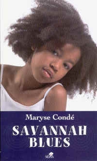 C'est la photo d'une jolie jeune fille afro-américaine, la tête penchée, vêtue d'un tee-shirt blanc à bretelles.