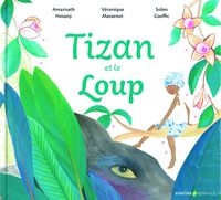 Un jeune enfant assis sur le branche d'un arbre et à côté il y a un loup caché d