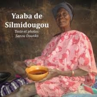 Photographie de la protagoniste du documentaire vêtue d'un boubou et tenant une 