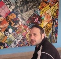 Portrait d'Appollo devant une toile multicolore
