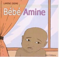 Illustration de Bébé Amine devant une fenête avec des rideaux orange.