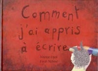 Une petite fille aux cheveux bouclés tient un crayon avec lequel elle écrit le titre du livre, qui se détache sur un fond rouge