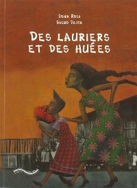 jeune fille avec bouquet marche dans la rue suivie de sa mère