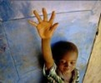 Un enfant tend la main droite vers le haut. Fond bleu.