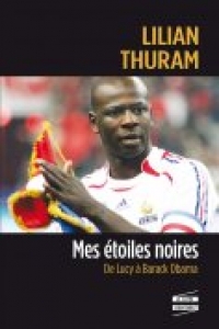 Le footballeur Lilian Thuram, avec le maillot de l'équipe de France