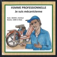 Une femme mécanicienne tient un outil. Au fond, il y a une moto. 