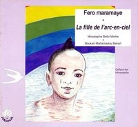 Une jeune fille dans l'eau et au fond l'arc-en-ciel.