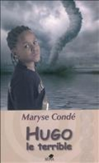 une jeune fille devant la mer d'où s'élève une tornade
