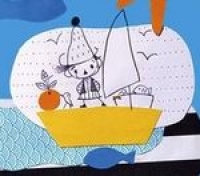 Un personnage enfantin coiffé d'un chapeau se tient debout sur un bateau à voile