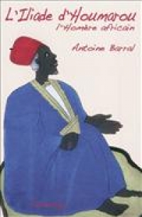 griot assis, boubou violet, bonnet rouge