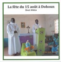 Deux prêtres dans une église au cours d'un rite.