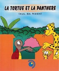 Une tortue offre de la nourriture à une panthère et ses petits. 